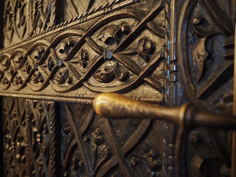 Ușă cu detalii de arhitectură istorică | Door with details of historical architecture