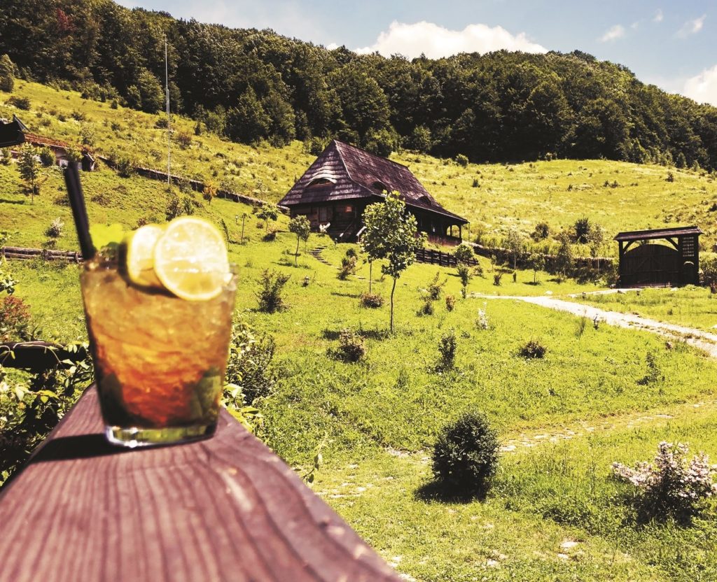 Rezerva acum cazare la Raven's Nest Romanian Romance